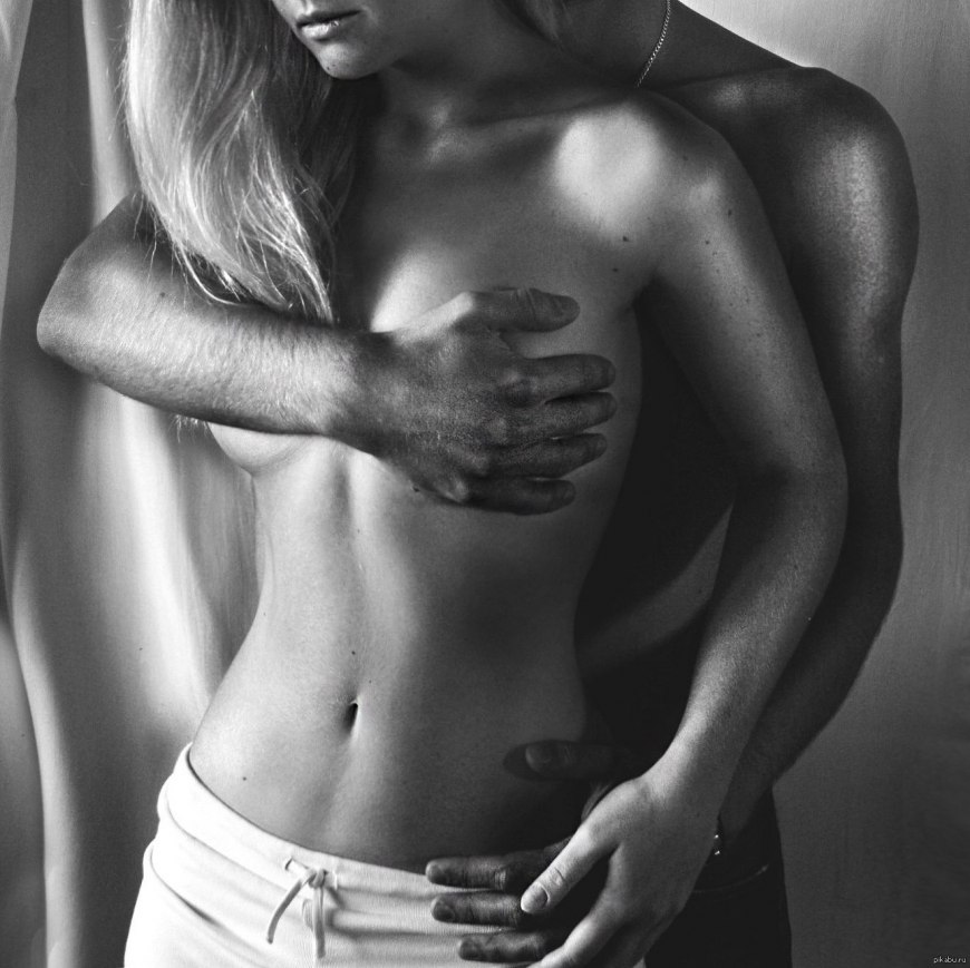 Парень обнимает девушку обнаженка