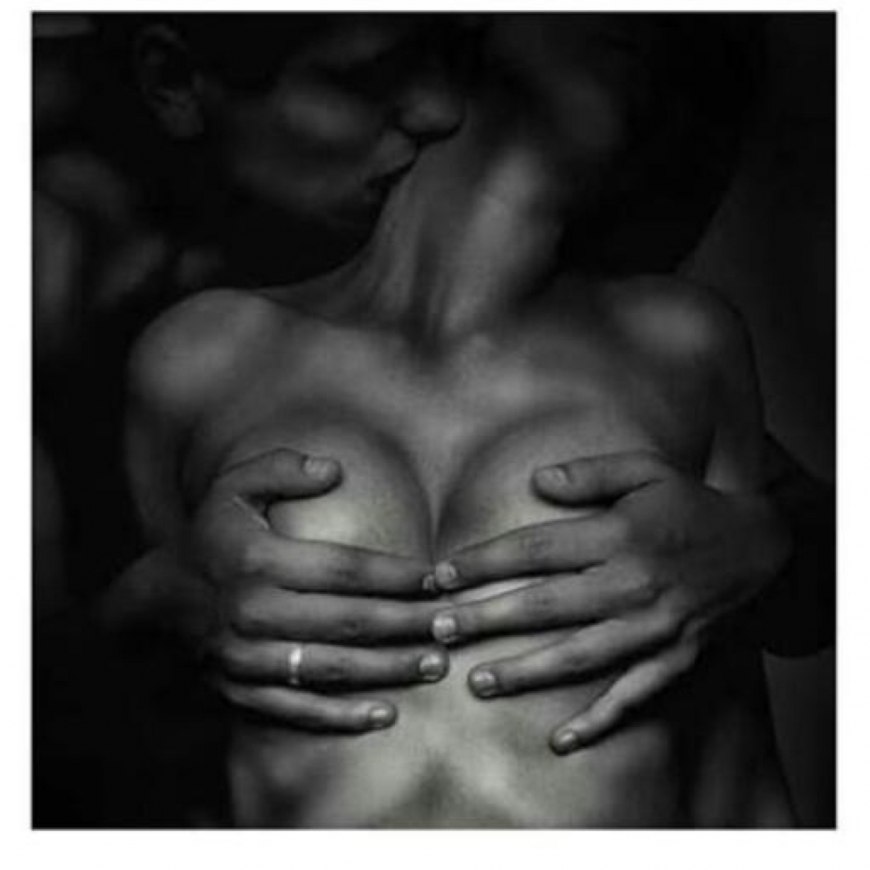 Парень с девушкой раздеваются