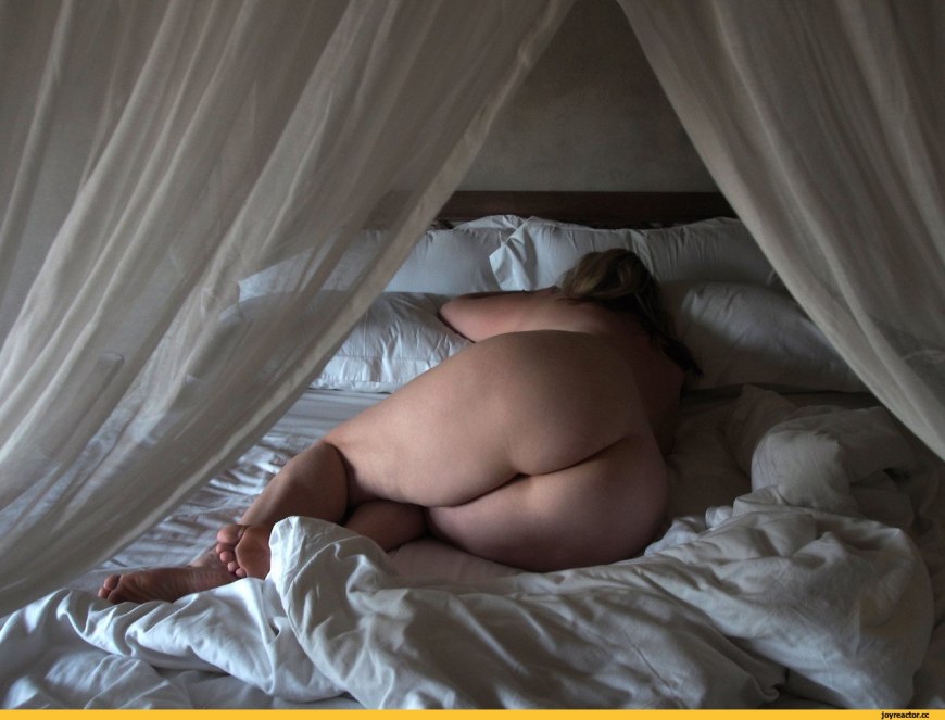 Голая попа из под одеяла