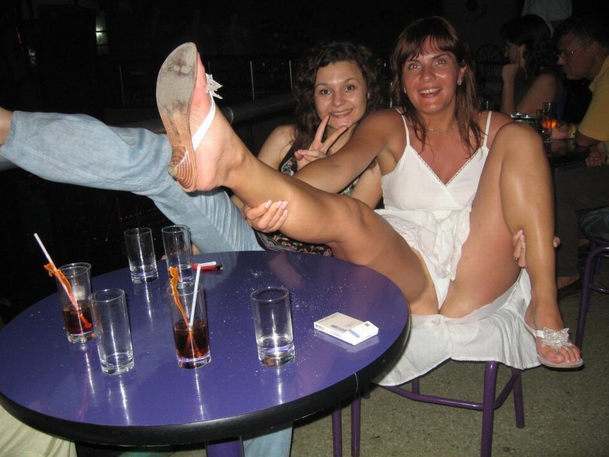 Под юбкой без трусов на корпоративе