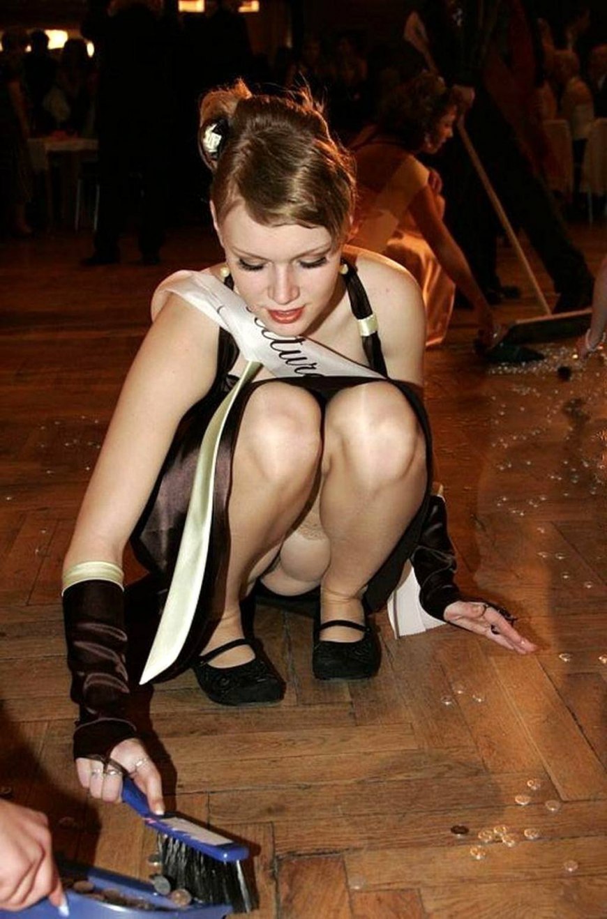 Засветила трусики под юбкой