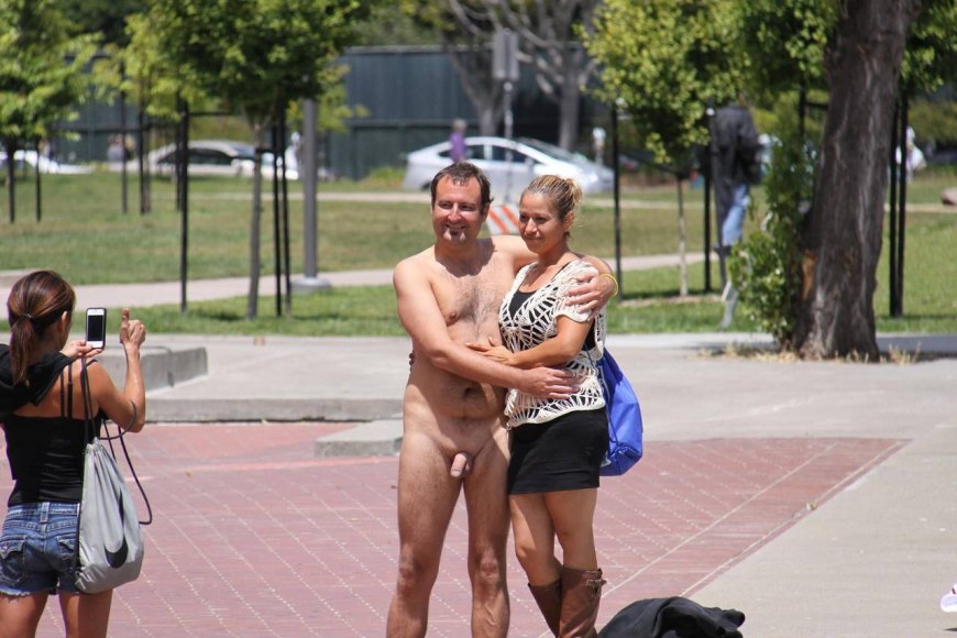 Молодой человек без трусов