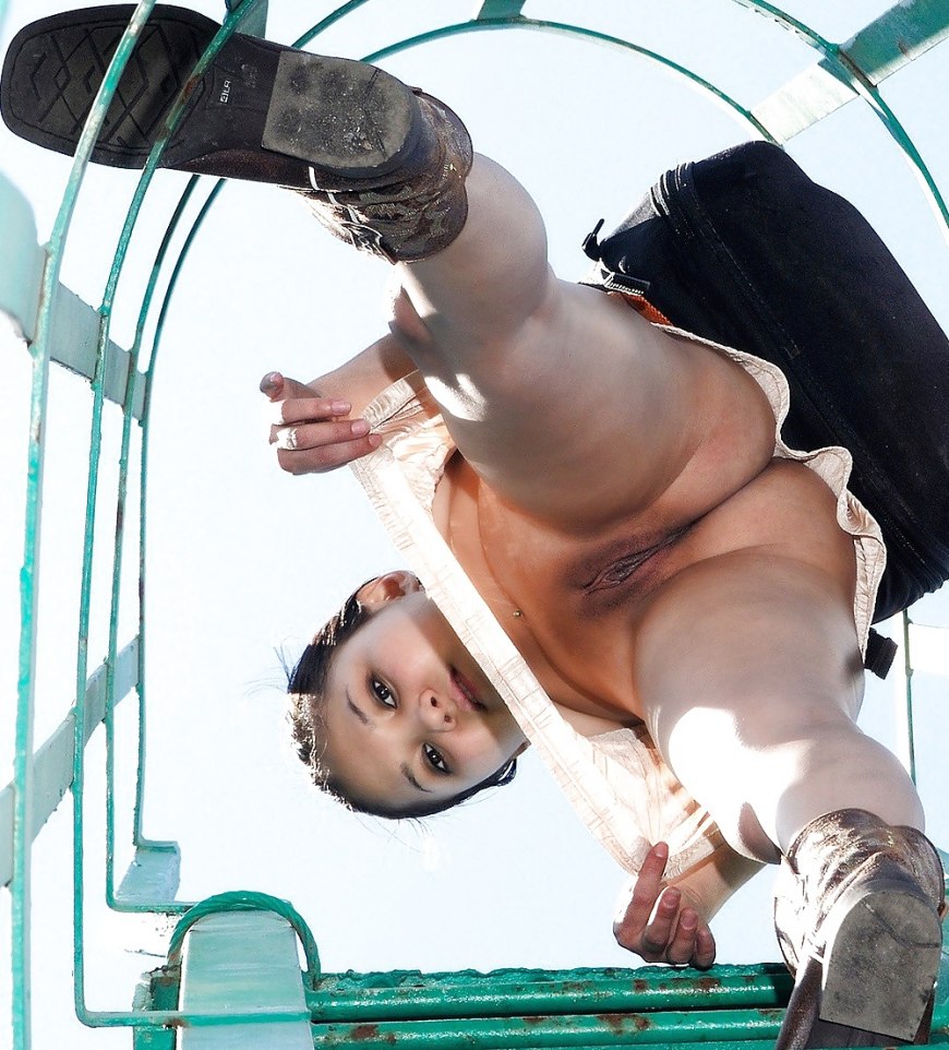 Под юбкой без трусов на лестнице