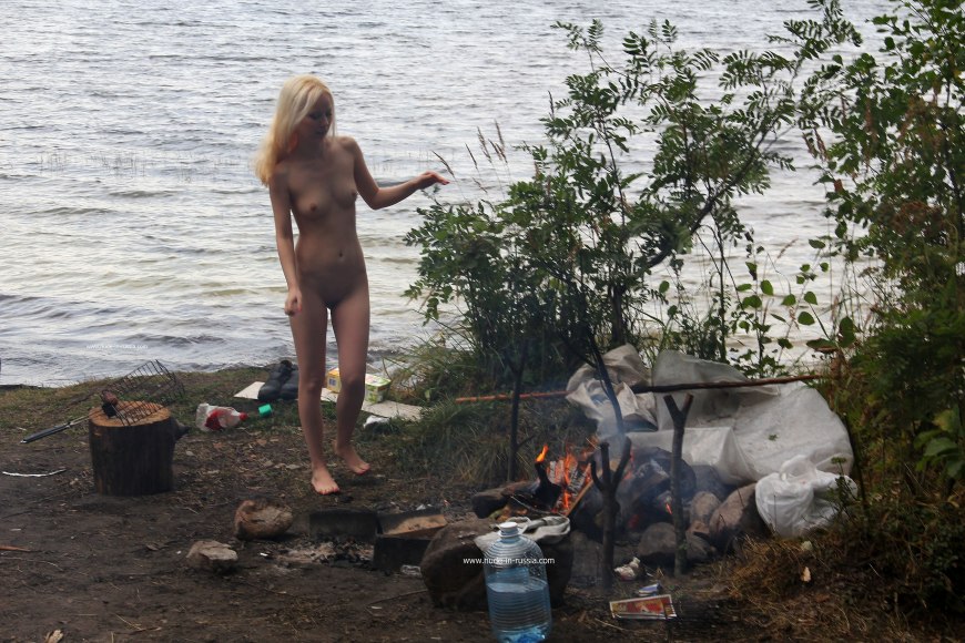 Эротические голые женщины в походе