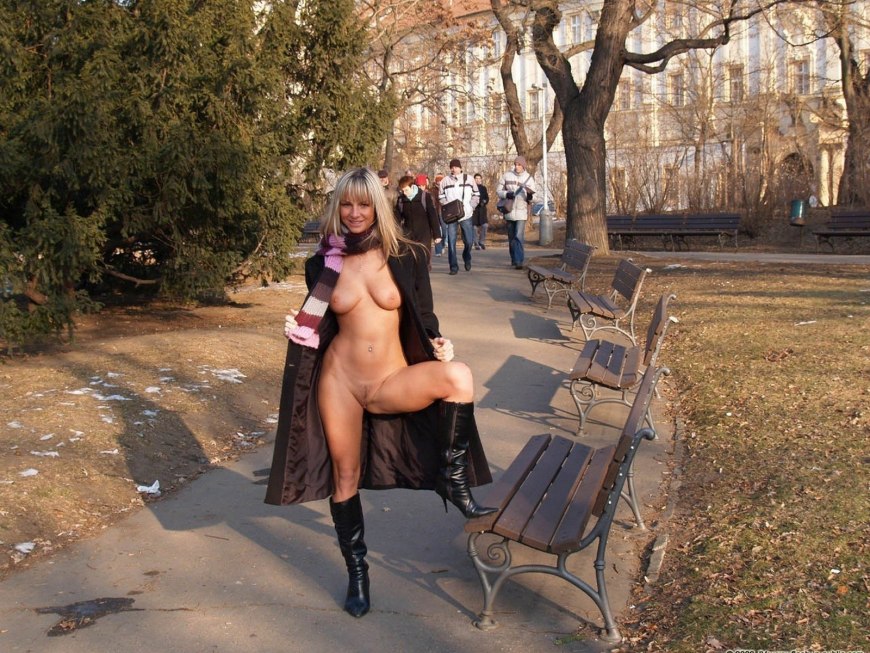 Голые бабы на улице в людном месте