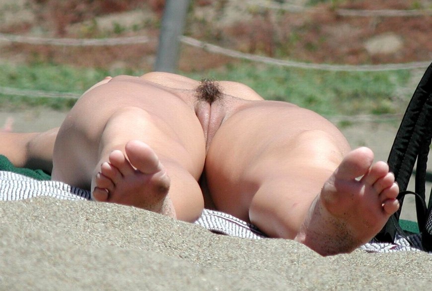 Взрослые женщины без трусиков