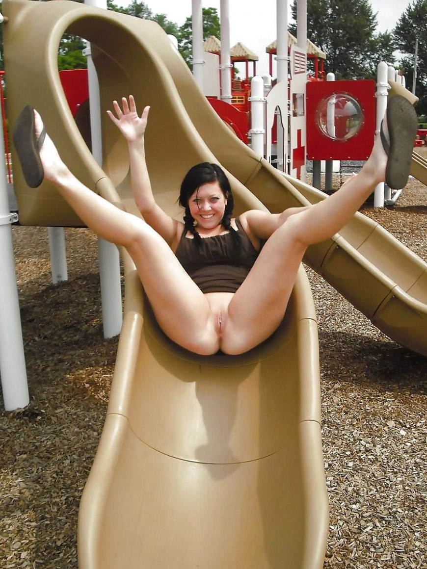 Девушки без трусиков на аттракционах