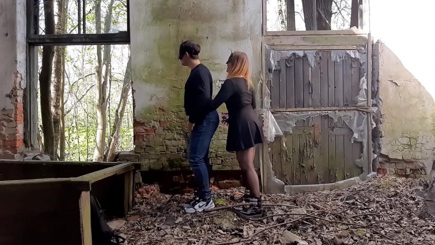 Голая в заброшенном здании