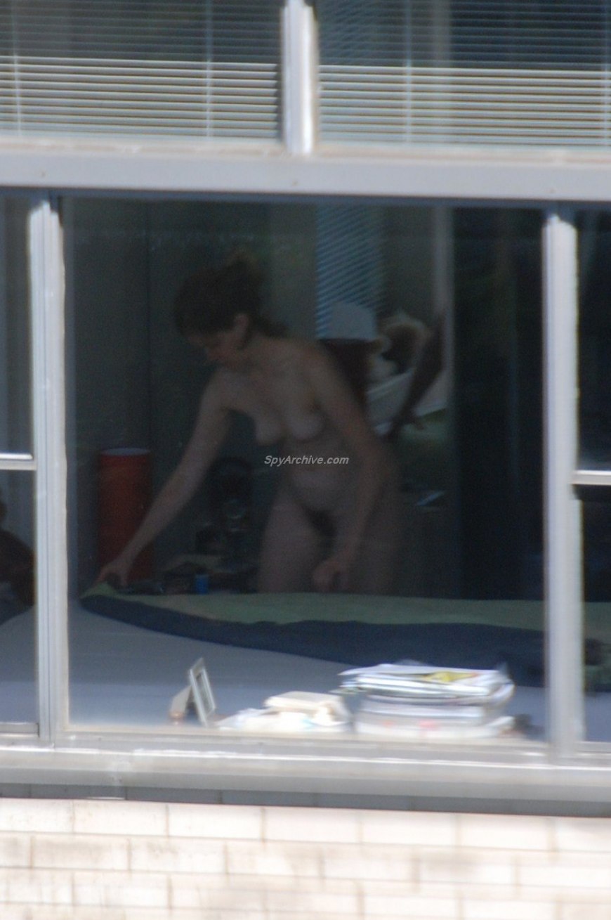 Подглядывание в окно за соседкой