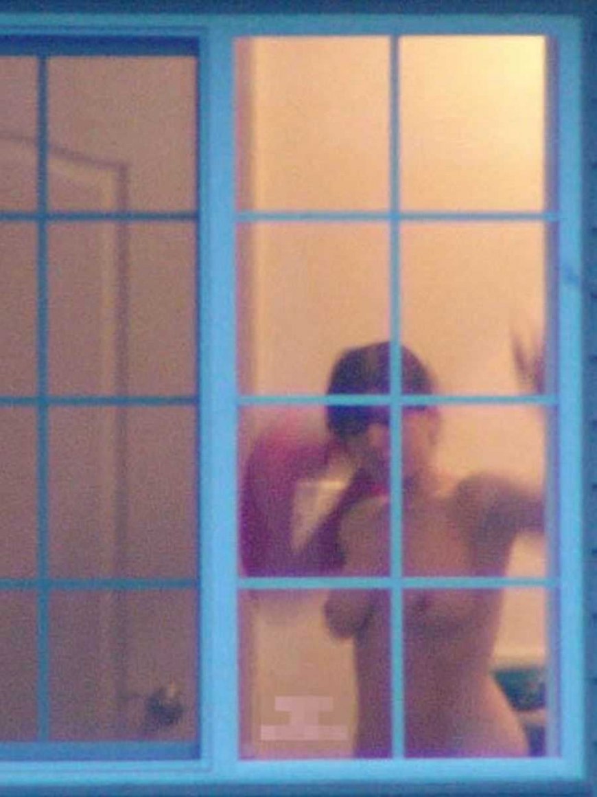 Голая женщина в окне напротив