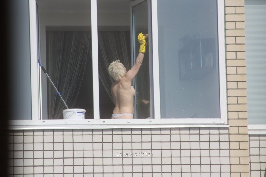 Голая на балконе подсмотренное