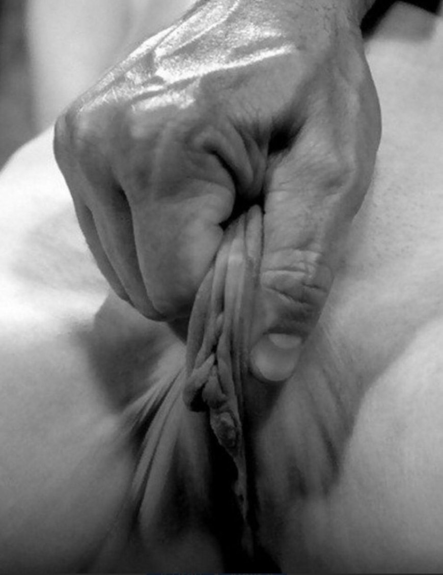 Половые губы в руке мужчины