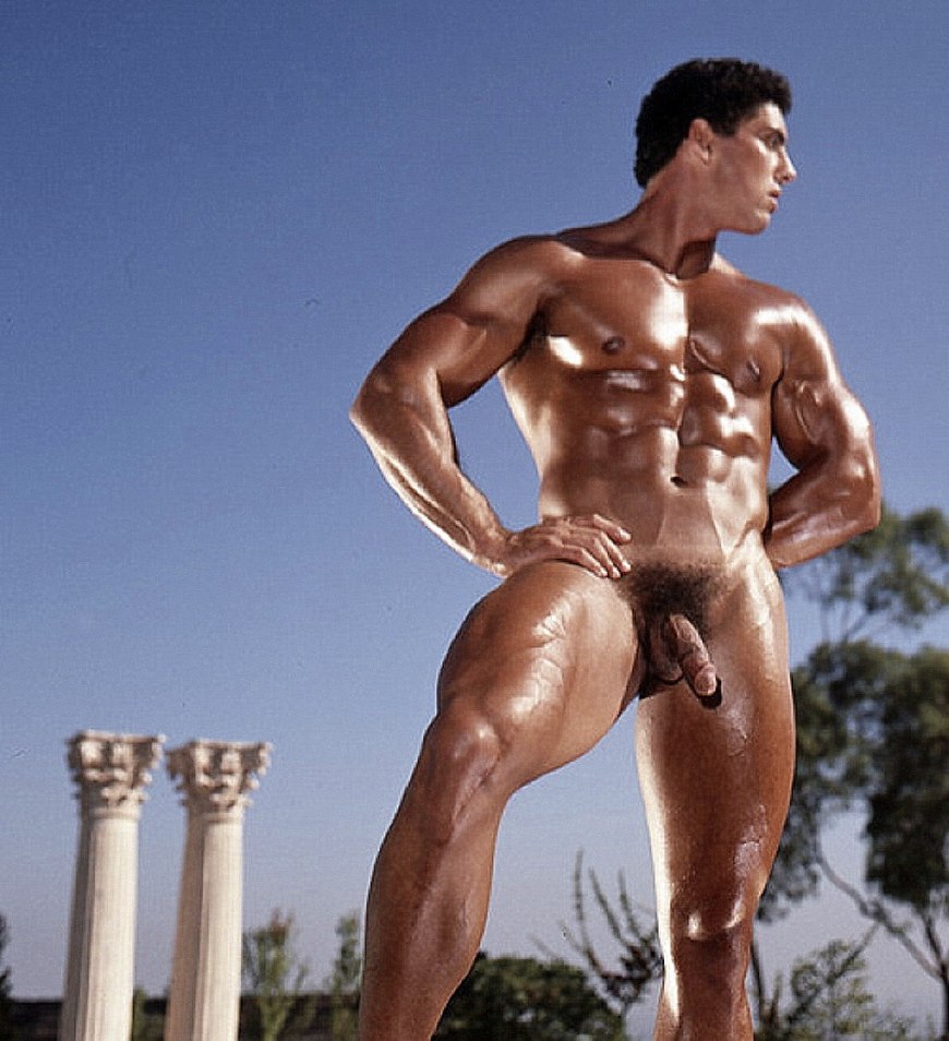 Голые накаченные парни на пляже