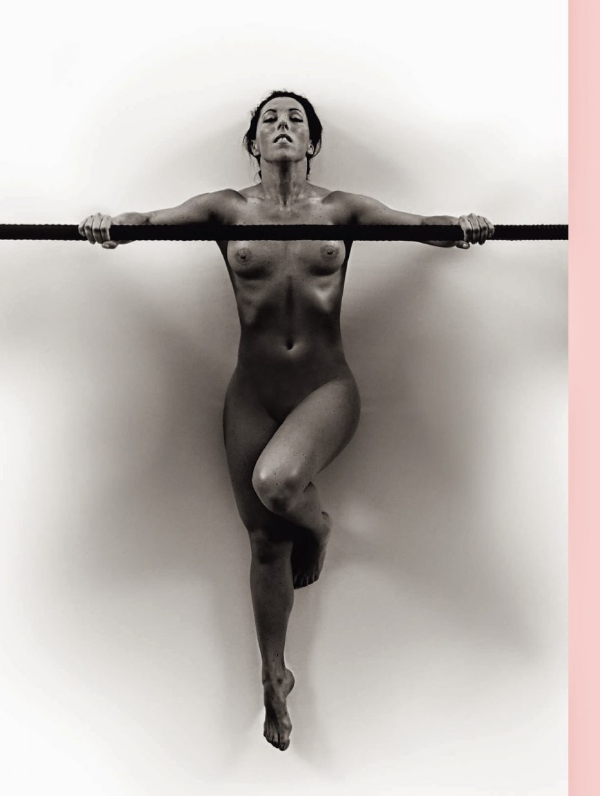 Зои Салдана топлес