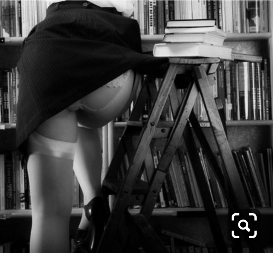 Девушки в чулках без трусов