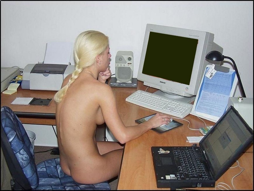 Голые девки за компьютером