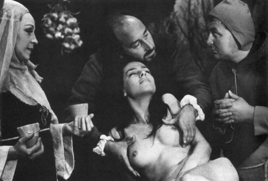 Антония Сантилли ноги