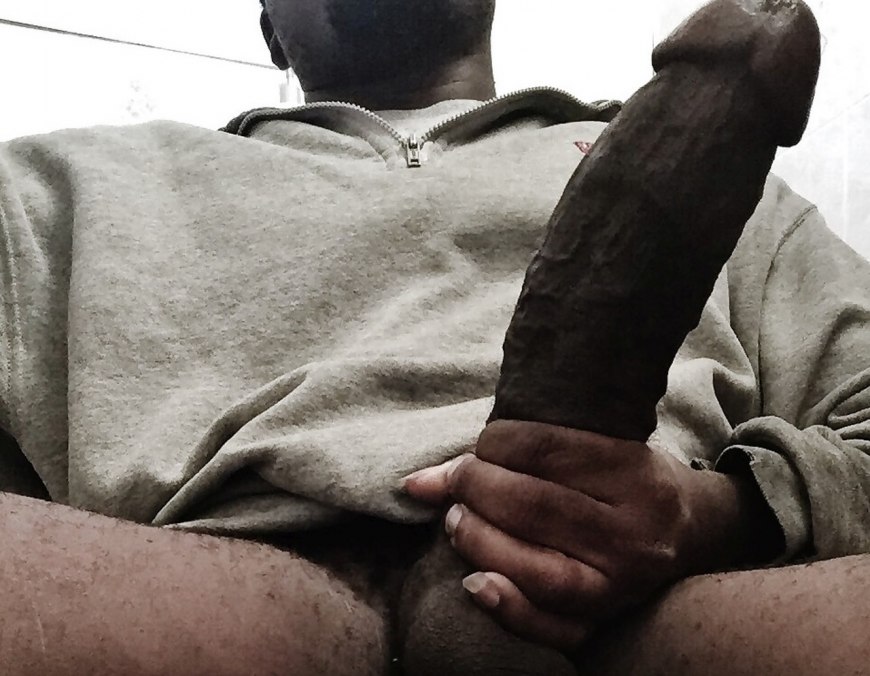 Огромный член негра в трусах