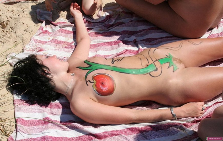 Киски без трусов на пляже