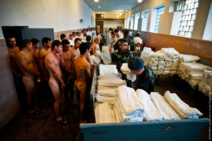 Голый мужик одетая женщина в офисе