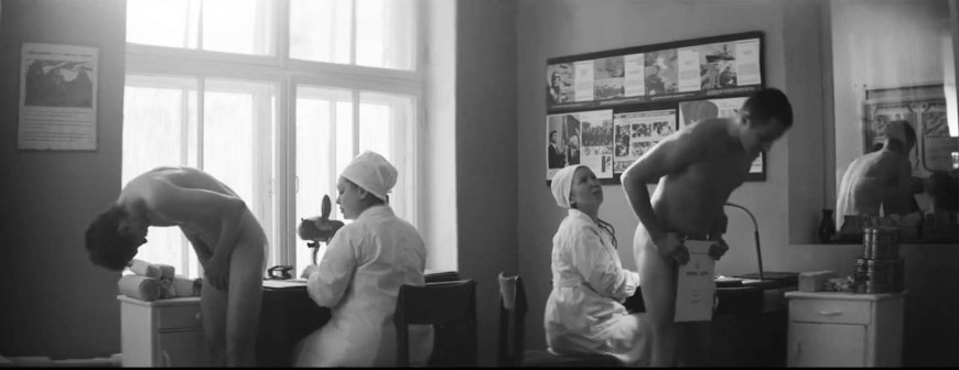 Голые призывники на медосмотре