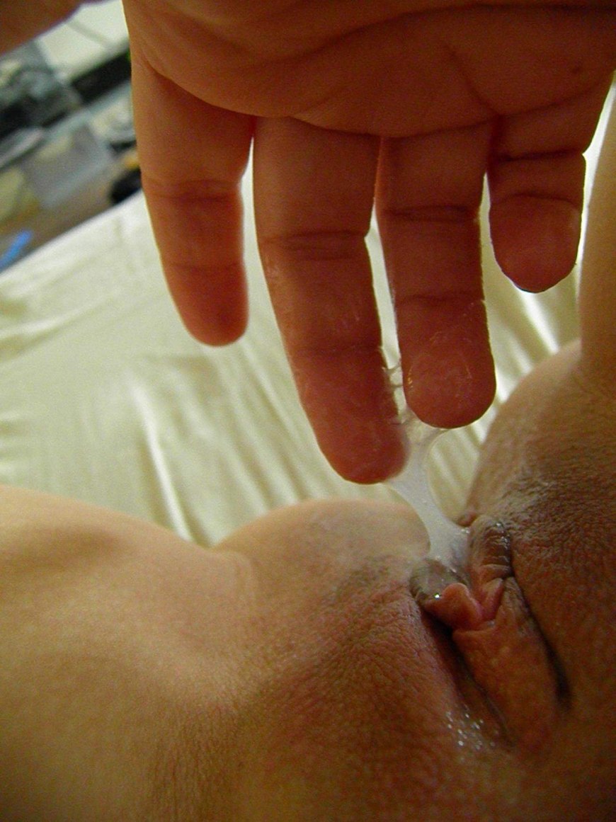 Возбужденная киска с пальчиком