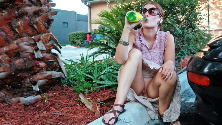 Голые попы женщин на даче