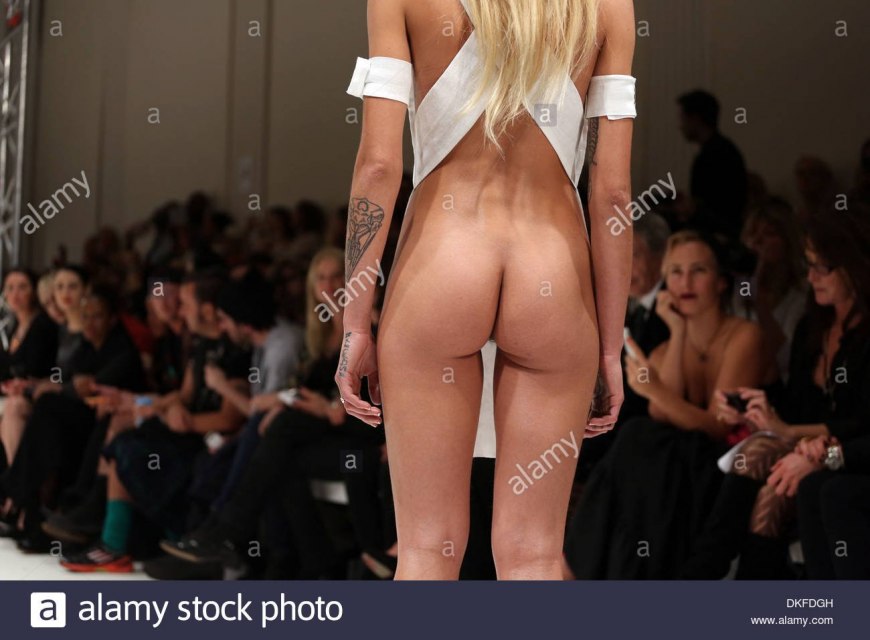 Naked in public - Maria naked in Barcelona sex show