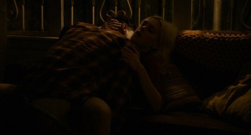 Никола Пельтц голая ню