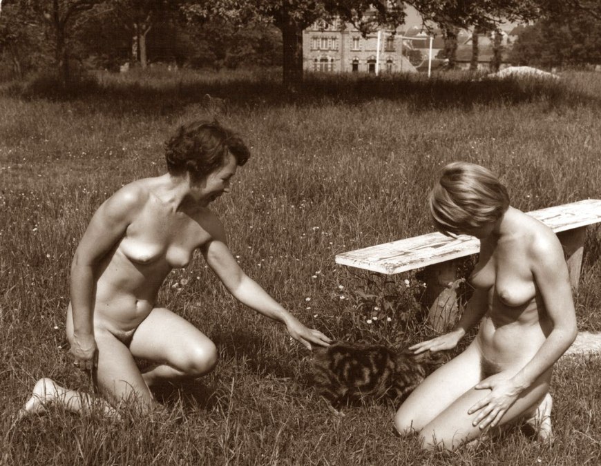 Девушки ню ретро подгляд