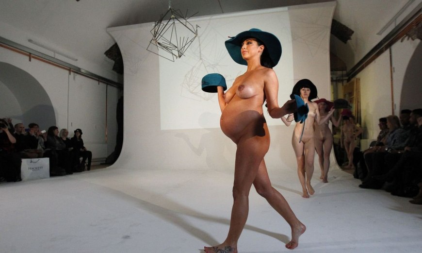 Голые фотомодели на съемках