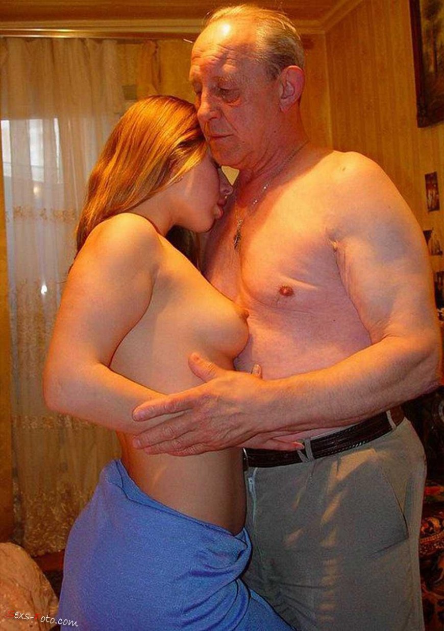 Разделась перед стариком