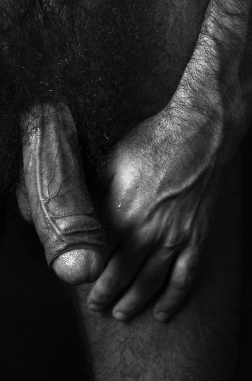 Эротика-член в женской руке