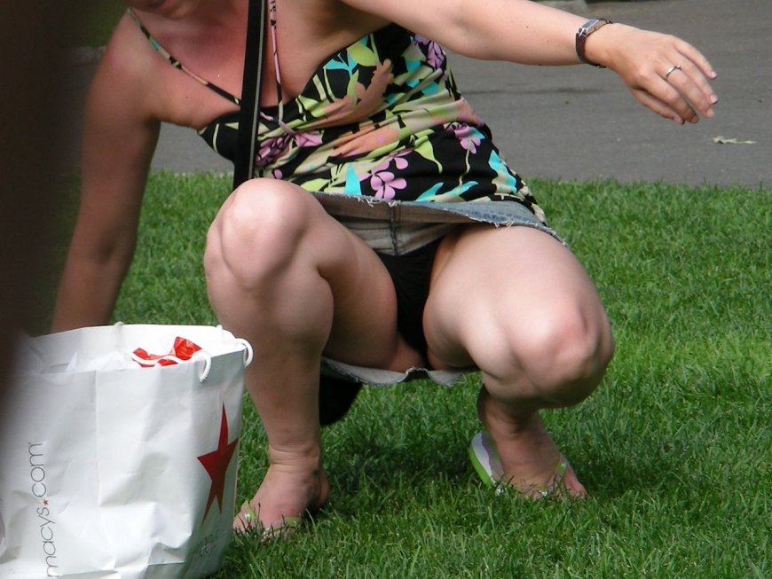 Без трусов под юбкой подсмотренное