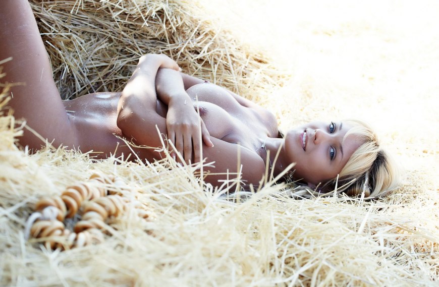 Лада Паглия на сеновале