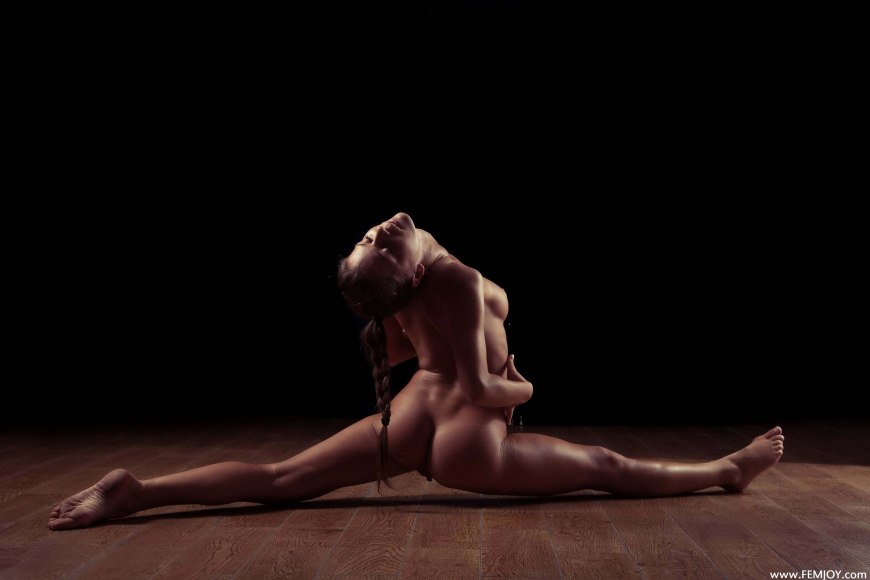 Фото девушек ню на шпагате