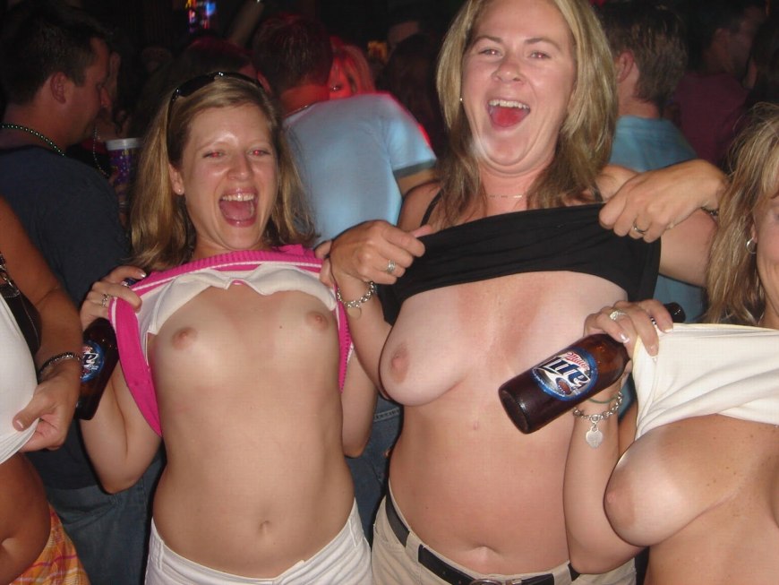 Девушка засветила сиськи