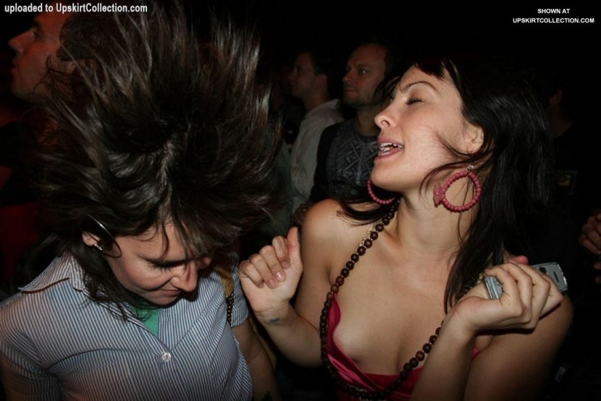 Пьяная девушка засветила грудь