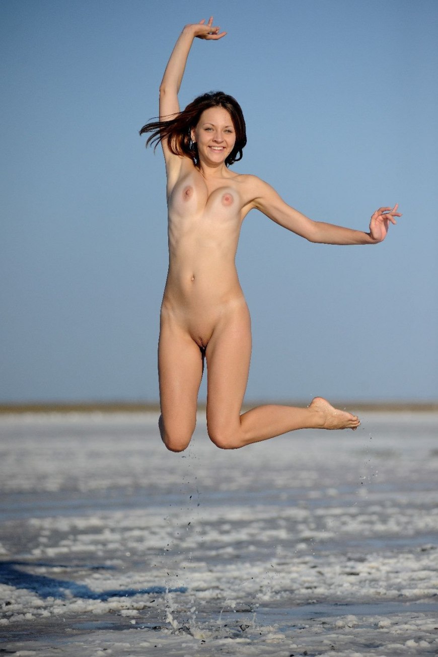 Голая на гимнастическом шаре