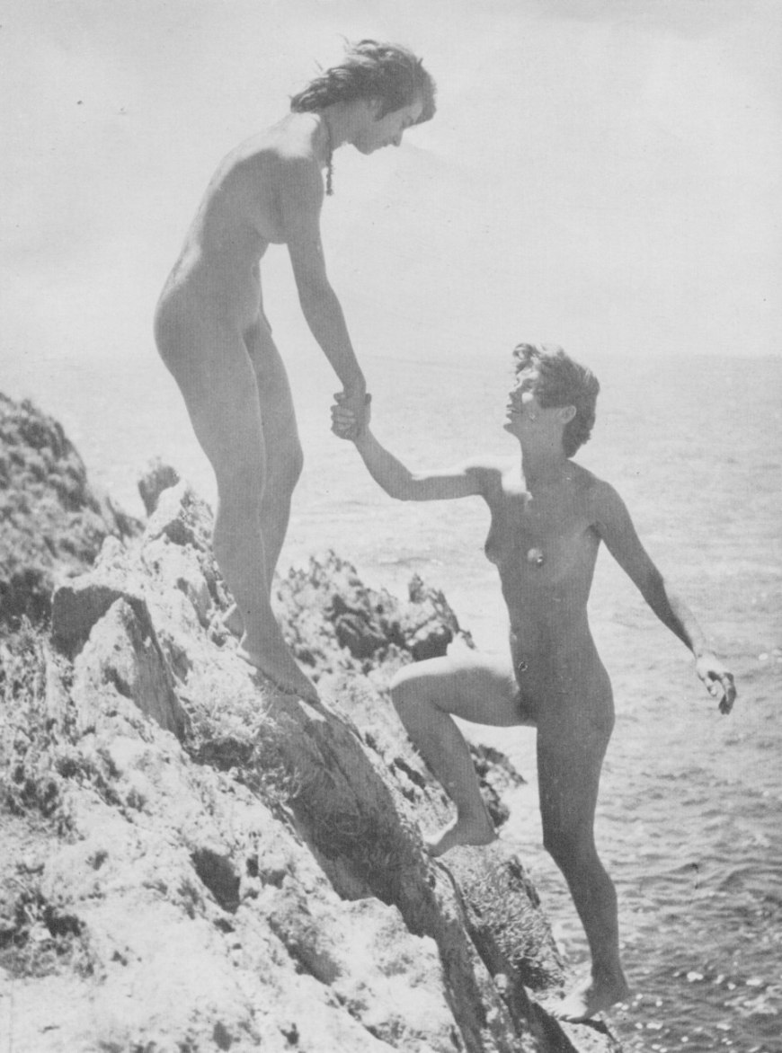 Женщины с мужчинами купаются голыми