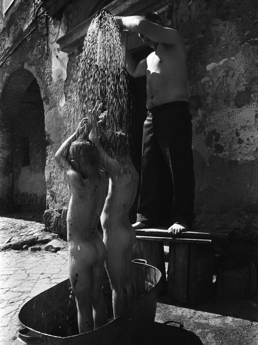 Мальчишки купаются Нагие