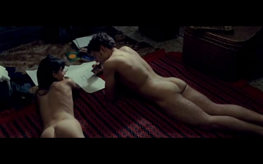 Клара Лаго ню в фильме бункер