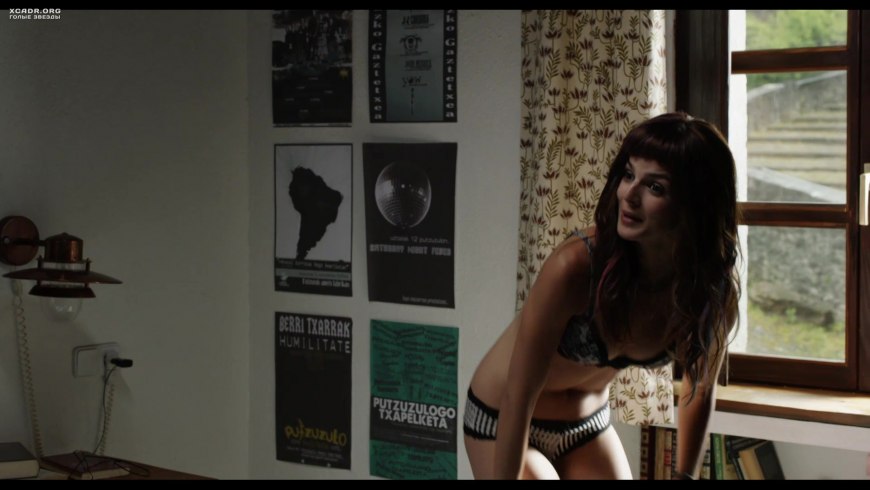 Клара Лаго ню в фильме бункер