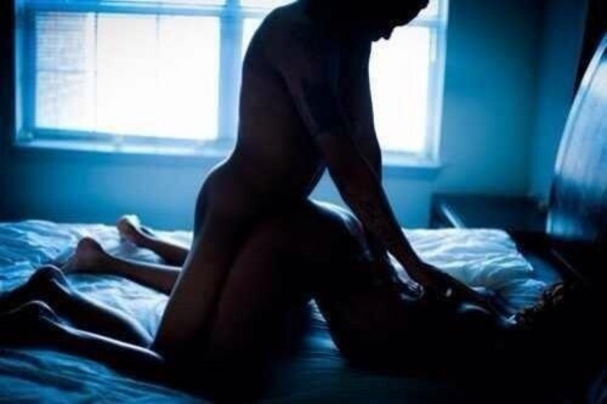 Мужчина сзади женщины ню