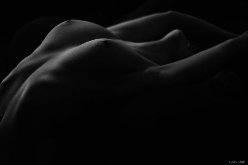 Эротика: мужчина фотографирует девушку