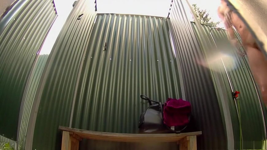 Голые в переодевалке на пляже