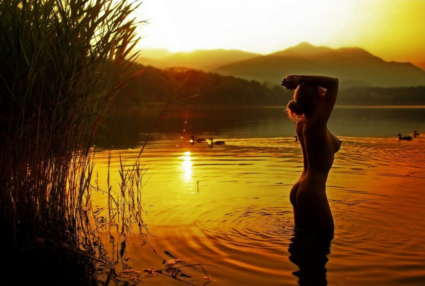 Красивые сиськи девушки на солнце