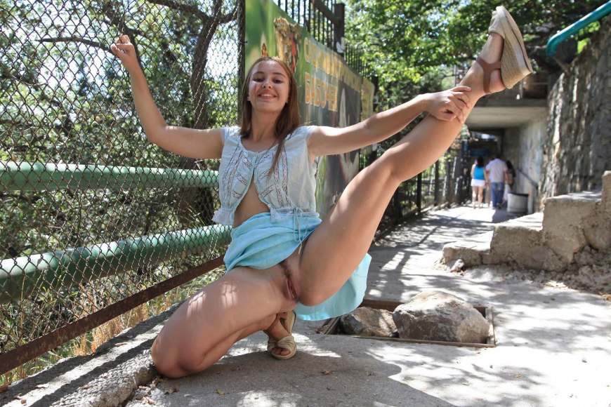 Девушки без трусов в парке