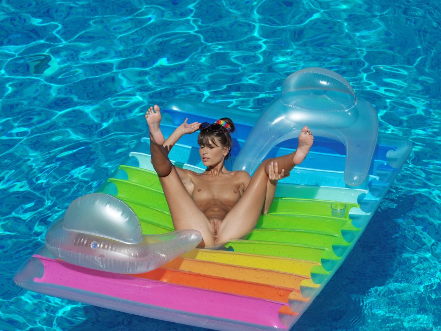 Голая в надувном бассейне ню