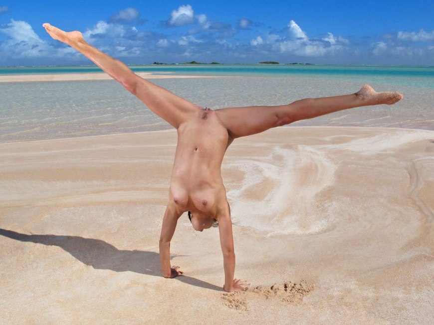 Голые гимнастки в воде